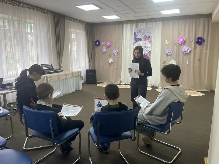     В рамках деятельности по профилактике терроризма и экстремизма в приюте «Росинка» было проведено занятие «Безопасный интернет». 